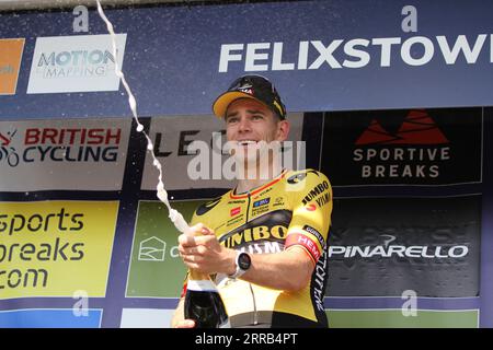 Felixstowe, Großbritannien. September 2023. Die fünfte Etappe der Tour of Britain beginnt und endet in Felixstowe. Wout van Aert vom Team Jumbo Visma gewinnt den Etappensieg und ist jetzt der Gesamtführer des Rennens. Er feiert mit Champagner. Quelle: Eastern Views/Alamy Live News Stockfoto