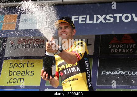 Felixstowe, Großbritannien. September 2023. Die fünfte Etappe der Tour of Britain beginnt und endet in Felixstowe. Wout van Aert vom Team Jumbo Visma gewinnt den Etappensieg und ist jetzt der Gesamtführer des Rennens. Er feiert mit Champagner. Quelle: Eastern Views/Alamy Live News Stockfoto