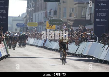 Felixstowe, Großbritannien. September 2023. Die fünfte Etappe der Tour of Britain beginnt und endet in Felixstowe. Wout van Aert vom Team Jumbo Visma gewinnt die Bühne und ist jetzt der Gesamtführer des Rennens. Radio: Eastern Views/Alamy Live News Stockfoto