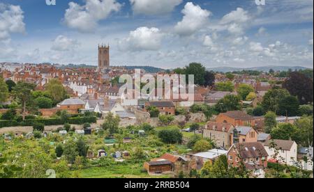 Ein Spaziergang durch Whitcliffe Common bietet einen wunderschönen Blick auf die schöne Stadt Ludlow mit Blick auf den imposanten Turm der St. Laurence Kirche. Stockfoto