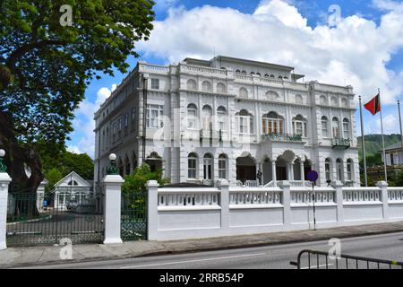 White Hall oder Whitehall, der früher auch Rosenweg genannt wurde. Dies ist eines der prächtigen sieben Gebäude im Hafen von Spanien, Trinidad. Stockfoto