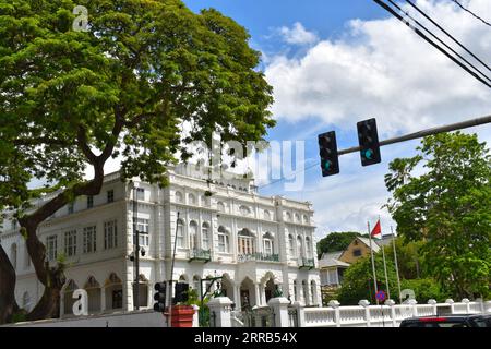 White Hall oder Whitehall, der früher auch Rosenweg genannt wurde. Dies ist eines der prächtigen sieben Gebäude im Hafen von Spanien, Trinidad. Stockfoto