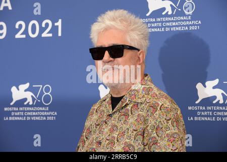 210902 -- VENEDIG, 2. September 2021 -- Regisseur Pedro Almodovar posiert für Fotos während des Fotocalls des Films Parallel Mothers beim 78. Internationalen Filmfestival in Venedig, Italien, am 1. September 2021. Das 78. Internationale Filmfestival von Venedig begann am Mittwochabend in der italienischen Lagunenstadt, inmitten noch strenger Maßnahmen gegen Pandemien und einer großen Reihe, die die Weltpremiere von Pedro Almodovars neuem Film Parallel Mothers umfasst. La Biennale di Venezia/Handout via ITALY-VENICE-FILM FESTIVAL-KICKOFF Xinhua PUBLICATIONxNOTxINxCHN Stockfoto