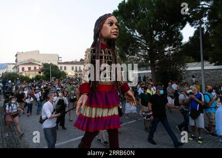 210902 -- ATHEN, 2. September 2021 -- kleine Amal-Puppe wird am 2. September 2021 in Athen, Griechenland, gesehen. Eine 3,5 Meter hohe Marionette namens Little Amal, die Flüchtlingskinder repräsentiert, sandte am Donnerstag aus Athen eine Botschaft für Frieden und Hilfe an die Vertriebenen. Das Kunstwerk, das ein syrisches Flüchtlingsmädchen darstellt, wurde von Athenern mit einem kulturellen Ereignis begrüßt, das von der griechischen Mythologie inspiriert wurde. Amal, was auf Arabisch Hoffnung bedeutet, ist auf einer 8.000 km langen Reise, um das Bewusstsein für die Not der Flüchtlinge zu schärfen. GRIECHENLAND-ATHEN-RIESENPUPPE-FLÜCHTLING MariosxLolos PUBLICATIONxNOTxINxCHN Stockfoto