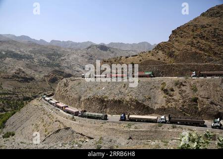 News Bilder des Tages 210904 -- TORKHAM, 4. September 2021 -- Foto vom 3. September 2021 zeigt Lkw-Fahrer, die in der Nähe des Grenzübergangs von Torkham zwischen Pakistan und Afghanistan auf den Grenzübergang warten. PAKISTAN-TORKHAM-AFGHANISTAN-GRENZE AhmadxKamal PUBLICATIONxNOTxINxCHN Stockfoto