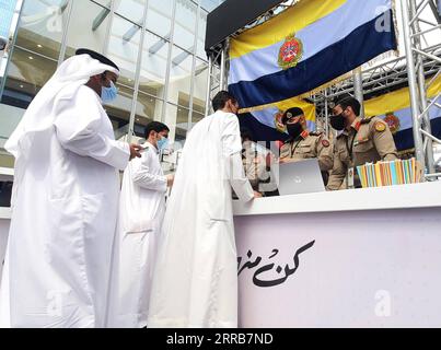 210905 -- FARWANIYA GOVERNORATE, 5. September 2021 -- kuwaitische Armeeoffiziere kommunizieren am 5. September 2021 an einem Stand in einem Einkaufszentrum in Farwaniya Governorate, Kuwait, mit jungen Kuwaitis. Das kuwaitische Verteidigungsministerium startete am Sonntag eine Sensibilisierungskampagne für die Rekrutierung von Militärs im Land. Foto von /Xinhua KUWAIT-FARWANIYA GOVERNORATE-MILITARY RECRUITMENT-AWARENESS CAMPAIGN Asad PUBLICATIONxNOTxINxCHN Stockfoto