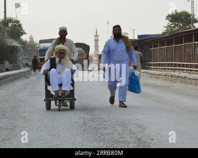 210906 -- KABUL, 6. September 2021 -- Afghanen bewegen sich am 5. September 2021 an der Grenze zwischen Pakistan und Afghanistan an der Grenzübergangsstelle Torkham. Foto von /Xinhua AFGHANISTAN-PAKISTAN-GRENZE Hamidullah PUBLICATIONxNOTxINxCHN Stockfoto