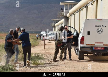 210907 -- JERUSALEM, 7. September 2021 -- Mitglieder der israelischen Polizei, Abteilung für Identifikation und Forensik, suchen nach Beweisen in einem Feld in der Nähe des Gilboa-Gefängnisses im Norden Israels, 6. September 2021. Sechs palästinensische Gefangene sind am Montag aus einem Gefängnis in Israel geflohen, was zu einer massiven Fahndung geführt hat, sagten israelische Behörden. Foto von /JINI über Xinhua ISRAEL-GILBOA GEFÄNGNIS-PALÄSTINENSER GilxEliyahu PUBLICATIONxNOTxINxCHN Stockfoto