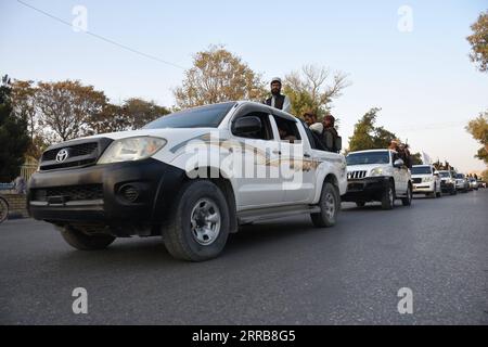 210907 -- KABUL, 7. September 2021 -- Militärfahrzeuge fahren in Mazar-i-Sharif, Hauptstadt der nördlichen Provinz Balkh, Afghanistan, 31. August 2021. ZUR Dringlichkeit: Die Taliban ernennen Mullah Hassan Akhund zum kommissarischen Ministerpräsidenten in Afghanistan Foto von /Xinhua AFGHANISTAN-KABUL-TALIBAN-ERNENNUNG KawaxBasharat PUBLICATIONxNOTxINxCHN Stockfoto