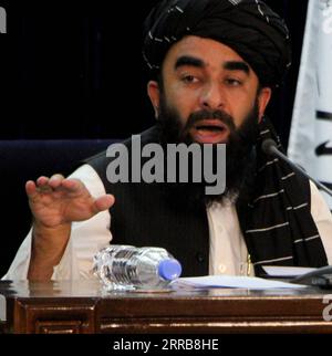 210907 -- KABUL, 7. September 2021 -- Taliban-Sprecher Zabihullah Mujahid spricht während einer Pressekonferenz in Kabul, Afghanistan, am 7. September 2021. Am Dienstagabend kündigten die Taliban die Bildung der afghanischen Regierung an, wobei Mullah Hassan Akhund zum amtierenden Premierminister ernannt wurde. Foto: /Xinhua AFGHANISTAN-KABUL-TALIBAN-CARETAKER GOVERNMENT-FORMATION-ANNOUNCEMENT SaifurahmanxSafi PUBLICATIONxNOTxINxCHN Stockfoto