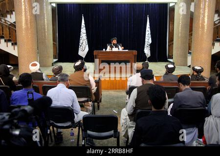 210907 -- KABUL, 7. September 2021 -- Taliban-Sprecher Zabihullah Mujahid Rear spricht während einer Pressekonferenz in Kabul, Afghanistan, am 7. September 2021. Am Dienstagabend kündigten die Taliban die Bildung der afghanischen Regierung an, wobei Mullah Hassan Akhund zum amtierenden Premierminister ernannt wurde. Foto: /Xinhua AFGHANISTAN-KABUL-TALIBAN-CARETAKER GOVERNMENT-FORMATION-ANNOUNCEMENT SaifurahmanxSafi PUBLICATIONxNOTxINxCHN Stockfoto