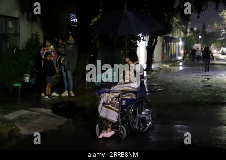 Mexiko, schweres Erdbeben bei Acapulco 210908 -- MEXIKO-STADT, 8. September 2021 -- Menschen werden auf der Straße nach einem Erdbeben in Nezahualcoyotl, Mexiko, am 7. September 2021 gesehen. Ein Erdbeben von 7,1 Magnitude traf die mexikanische Küstenstadt Acapulco, Bundesstaat Guerrero, am Dienstagabend, mit Zittern hier in der mexikanischen Hauptstadt, berichtete der National Seismological Service SSN. Foto von /Xinhua MEXICO-NEZAHUALCOYOTL-EARTHQUETZALLIXBLANCO PUBLICATIONxNOTxINxCHN Stockfoto