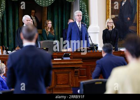 (Von links) Nathan Hecht, Richter am Obersten Gerichtshof von Texas, Lt. Reg. Dan Patrick und Richterin Lana Myers, die Rechtsberaterin des Vorsitzenden Offiziers, stellen Sie sich vor dem ersten Tag des Amtsenthebungsverfahrens von Texas Attorney General Ken Paxton in den Senatskammern des texanischen Senats am Texas State Capitol in Austin am Dienstag, den 5. September 2023. Das Texas House, einschließlich einer Mehrheit seiner GOP-Mitglieder, stimmte im Mai dafür, Paxton wegen angeblicher Korruption zu entheben. (Juan Figueroa/Pool über die Dallas Morning News) Stockfoto