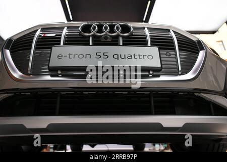 210909 -- MÜNCHEN, 9. September 2021 -- ein Audi e-tron 55 quattro ist auf dem Audi Außenstand auf der Internationalen Automobilausstellung Deutschland IAA Mobility in München, 8. September 2021, zu sehen. Mit dem Slogan What will Move US Next konzentriert sich IAA Mobility auf umweltfreundliche Mobilität mit Elektroautos und sogar Fahrrädern. DEUTSCHLAND-MÜNCHEN-IAA MOBILITÄTS-ELEKTROAUTOS LUXYANG PUBLICATIONXNOTXINXCHN Stockfoto