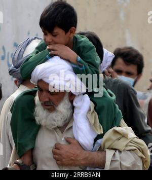 210909 -- TORKHAM, 9. September 2021 -- afghanische Menschen warten auf die Einreise nach Pakistan am Grenzübergang von Torkham zwischen Pakistan und Afghanistan am 3. September 2021. Am Grenzübergang Torkham zwischen Pakistan und Afghanistan, der sich in einer Stammesstadt in Pakistans nordwestlicher Provinz Khyber Pakhtunkhwa befindet, sind seit der Übernahme Kabuls durch die afghanischen Taliban im vergangenen Monat viele Menschen in Pakistan ein- und ausgeflogen. Während eines kürzlichen Grenzbesuchs wurden die Reporter von Xinhua Zeuge der Rückkehr der Normalität im Reise- und Handelsverkehr zwischen den beiden Ländern, wobei die Grenzschutzbeamten Reisenden mit gültigem Recht erlaubten Stockfoto