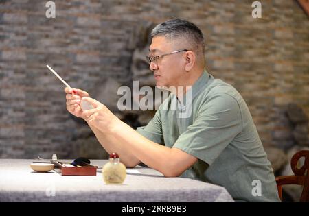 210909 -- HENGSHUI, 9. Sept. 2021 -- Wang Ziyong erstellt Innenmalereien in einem Museum mit Innenmalereien im Bezirk Taocheng der Stadt Hengshui, nordchinesische Provinz Hebei, 1. Sept. 2021. Inside Painting oder Innenmalerei ist eine traditionelle chinesische Kunstform. Es handelt sich ursprünglich um winzige Schnupfflaschen, die auf der Innenseite der Flasche mit Bildern und Kalligraphie bemalt sind. Schnupfflaschenmalereien werden durch Manipulation eines speziellen Pinsels durch den Flaschenhals hergestellt. Das Lackieren, das in der Flasche völlig umgekehrt erfolgt, erfordert absolute Präzision fr Stockfoto