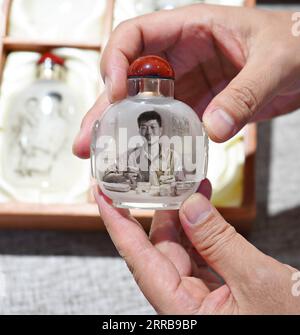 210909 -- HENGSHUI, 9. September 2021 -- Wang Ziyong zeigt in einem Museum, das sich mit Innenmalereien im Bezirk Taocheng der Stadt Hengshui, nordchinesische Provinz Hebei, beschäftigt, Innenmalereien mit dem Porträt seines Vaters, 4. September 2021. Inside Painting oder Innenmalerei ist eine traditionelle chinesische Kunstform. Es handelt sich ursprünglich um winzige Schnupfflaschen, die auf der Innenseite der Flasche mit Bildern und Kalligraphie bemalt sind. Schnupfflaschenmalereien werden durch Manipulation eines speziellen Pinsels durch den Flaschenhals hergestellt. Der Malprozess, der in der Flasche völlig umgekehrt ist, Stockfoto