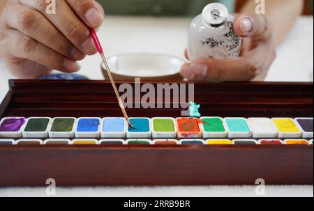 210909 -- HENGSHUI, 9. Sept. 2021 -- Wang Ziyong erstellt Innenmalereien in einem Museum mit Innenmalereien im Bezirk Taocheng der Stadt Hengshui, Provinz Hebei, Nordchina, 4. Sept. 2021. Inside Painting oder Innenmalerei ist eine traditionelle chinesische Kunstform. Es handelt sich ursprünglich um winzige Schnupfflaschen, die auf der Innenseite der Flasche mit Bildern und Kalligraphie bemalt sind. Schnupfflaschenmalereien werden durch Manipulation eines speziellen Pinsels durch den Flaschenhals hergestellt. Das Lackieren, das in der Flasche völlig umgekehrt erfolgt, erfordert absolute Präzision fr Stockfoto