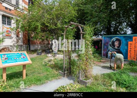 Teil der Graffiti-Kunstveranstaltung Southend City Jam am on Sea, Essex, UK. Wellbeing Garden by Southend Central Museum & Planetarium Stockfoto