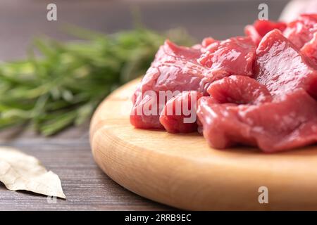 Weicher Fokus auf Scheiben von rohem Rindfleisch oder Lammfleisch. Nahaufnahme. Stockfoto