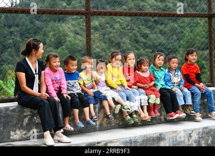 210909 -- ZHENYUAN, 9. September 2021 -- Zhu Muqun 1st, L beobachtet Basketball mit anderen Schülern am Pingyu Teaching Point des Songbai Village, Baojing Township des Zhenyuan County, Provinz Guizhou im Südwesten Chinas, 7. September 2021. Der Pingyu-Lehrpunkt liegt tief in der Bergregion des Zhenyuan County, Qiandongnan Miao und der autonomen Präfektur Dong, der südwestchinesischen Provinz Guizhou. Im Jahr 2000 schloss Pan Zhongyong eine normale Schule ab und kam als Lehrer zum Pingyu Teaching Point. Später lernte er Zhu Muqun kennen und heiratete sie. Ove Stockfoto