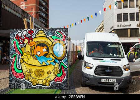 Teil der Graffiti-Kunstveranstaltung Southend City Jam in Southend on Sea, Essex, Großbritannien. Temporäre Wandtapete in der High Street mit Essex & Suffolk Water Work Van Stockfoto