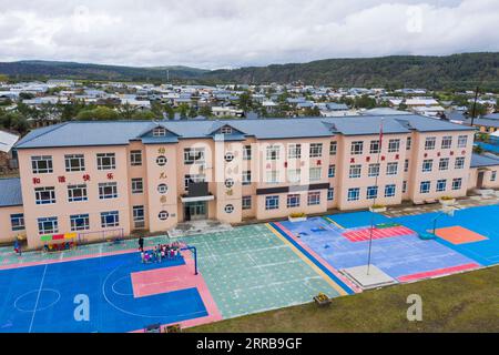 210909 -- HARBIN, 9. September 2021 -- Luftaufnahme, aufgenommen am 6. September 2021, zeigt einen Blick auf die Zentralschule Beiji im Dorf Beiji in der Stadt Mohe, nordöstliche Provinz Heilongjiang. MA Jianguo ist Direktor der Beiji-Zentralschule im Dorf Beiji, auch bekannt als arktisches Dorf. 1997 kam Ma nach Mohe und wurde nach dem Abschluss der Universität Dorflehrer. Als er zum ersten Mal hierher kam, fehlte es an Lehrern in der Schule. So hat Ma seither verschiedene Fächer unterrichtet. Im Laufe der Jahre haben viele Lehrer die Schule verlassen, aber Ma blieb, weil er glaubte, dass unterprivilegierte Schüler es brauchen Stockfoto