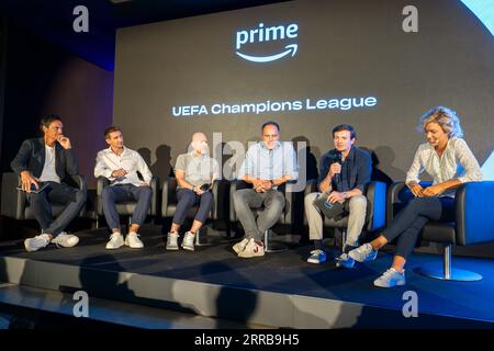 München, Deutschland. September 2023. Sport: Prime Video Präsentiert Sport. Pressekonferenz: Moderator Sebastian Hellmann (l-r), Miroslav Klose, ehemaliger Fußballnationalspieler, Matthias Sammer, ehemaliger Fußballnationalspieler, Jonas Friedrich, Kommentator, Clemens von Thielmann, Business Lead Sports bei Prime Video Deutschland, und Annika Zimmermann, Sportjournalistin, sitzen während der Pressekonferenz auf dem Podium. Quelle: Ulrich Gamel/Kolbert-Press/dpa/Alamy Live News Stockfoto