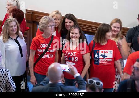 Austin, TX, USA. September 2023. Unterstützer des angegriffenen Attorney General KEN PAXTON (nicht gezeigt) während der Morgensitzung am ersten Tag des Amtsenthebungsverfahrens gegen den Texas Attorney General wegen angeblicher ethischer Versäumnisse. (Bild: © Bob Daemmrich/ZUMA Press Wire) NUR REDAKTIONELLE VERWENDUNG! Nicht für kommerzielle ZWECKE! Stockfoto