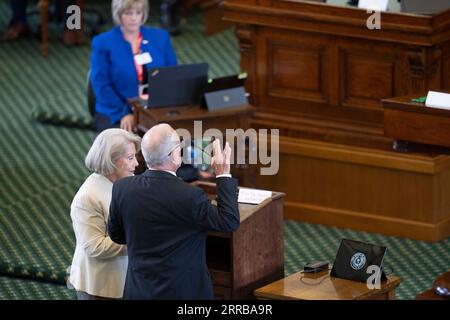 Austin, TX, USA. September 2023. Senator Bob Hall, R-Edgewood, hält einen offensichtlichen vulkanischen Gruß, während er während der Morgensitzung am ersten Tag des Amtsenthebungsverfahrens des Texas Attorney General wegen angeblicher ethischer Fehler vereidigt wird. (Bild: © Bob Daemmrich/ZUMA Press Wire) NUR REDAKTIONELLE VERWENDUNG! Nicht für kommerzielle ZWECKE! Stockfoto