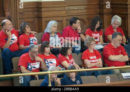 Austin, TX, USA. September 2023. Unterstützer des umkämpften Generalstaatsanwalts KEN PAXTON (nicht gezeigt) während der Morgensitzung am ersten Tag des Amtsenthebungsverfahrens gegen den texanischen Generalstaatsanwalt wegen angeblicher ethischer Versäumnisse. (Bild: © Bob Daemmrich/ZUMA Press Wire) NUR REDAKTIONELLE VERWENDUNG! Nicht für kommerzielle ZWECKE! Stockfoto