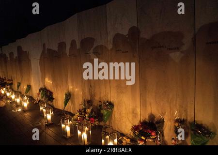 210911 -- WASHINGTON, 11. September 2021 -- Menschen besuchen die Wall of Names während einer Kerzenlicht-Gedenkfeier für die Passagiere und Crew von United Airlines Flug 93 in Shanksville, Pennsylvania, USA, 10. September 2021. Gedenkstätten wurden am Flight 93 National Memorial in Pennsylvania gehalten, um den 20. Jahrestag der Angriffe vom 11. September zu feiern. U.S.-PENNSYLVANIA-9/11 ATTACKEN-20 Jahre LiuxJie PUBLICATIONxNOTxINxCHN Stockfoto