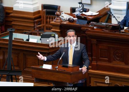 Austin, TX, USA. September 2023. Der Verteidiger TONY BUZBEE aus Houston hält Eröffnungsreden während der Nachmittagssitzung am ersten Tag des Amtsenthebungsverfahrens gegen den texanischen Generalstaatsanwalt KEN PAXTON wegen angeblicher ethischer Versäumnisse und krimineller Verstöße während seiner drei Amtszeiten. (Bild: © Bob Daemmrich/ZUMA Press Wire) NUR REDAKTIONELLE VERWENDUNG! Nicht für kommerzielle ZWECKE! Stockfoto