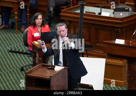 Austin, TX, USA. September 2023. Der Verteidiger DAN COGDELL aus Houston hält Eröffnungsreden während der Nachmittagssitzung am ersten Tag des Amtsenthebungsverfahrens gegen den texanischen Generalstaatsanwalt KEN PAXTON wegen angeblicher ethischer Versäumnisse und krimineller Verstöße während seiner drei Amtszeiten. (Bild: © Bob Daemmrich/ZUMA Press Wire) NUR REDAKTIONELLE VERWENDUNG! Nicht für kommerzielle ZWECKE! Stockfoto