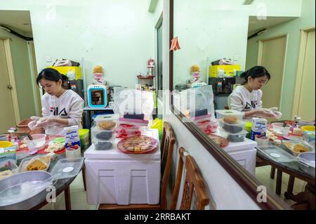 210911 -- KUALA LUMPUR, 11. September 2021 -- TEW Pei Yi macht Eismooncakes zu Hause in Kuala Lumpur, Malaysia, 11. September 2021. TEW Pei Yi war Angestellte eines Tourismusunternehmens in Malaysia, bis sie im vergangenen Jahr ihren Job verlor, da die Tourismusbranche von der COVID-19-Pandemie schwer betroffen war. Mit ihrem Interesse an der Herstellung von Gebäck begann sie, die Herstellung von Mondkuchen zu erforschen. Als sich das Mid-Autumn Festival nähert, haben die Eismassen, die sie durch ihre wiederholten Tests gemacht hat, von ihren Verwandten und Freunden gelobt und schließlich viele Kunden in den sozialen Medien gewonnen. Foto: /Xinhua MALAYSIA-KUALA LUMPUR-MOONCAKES MAKI Stockfoto