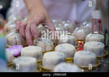 210911 -- KUALA LUMPUR, 11. September 2021 -- TEW Pei Yi macht Eismooncakes zu Hause in Kuala Lumpur, Malaysia, 11. September 2021. TEW Pei Yi war Angestellte eines Tourismusunternehmens in Malaysia, bis sie im vergangenen Jahr ihren Job verlor, da die Tourismusbranche von der COVID-19-Pandemie schwer betroffen war. Mit ihrem Interesse an der Herstellung von Gebäck begann sie, die Herstellung von Mondkuchen zu erforschen. Als sich das Mid-Autumn Festival nähert, haben die Eismassen, die sie durch ihre wiederholten Tests gemacht hat, von ihren Verwandten und Freunden gelobt und schließlich viele Kunden in den sozialen Medien gewonnen. Foto: /Xinhua MALAYSIA-KUALA LUMPUR-MOONCAKES MAKI Stockfoto