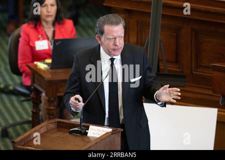 Austin, TX, USA. September 2023. Der Verteidiger DAN COGDELL aus Houston hält Eröffnungsreden während der Nachmittagssitzung am ersten Tag des Amtsenthebungsverfahrens gegen den texanischen Generalstaatsanwalt KEN PAXTON wegen angeblicher ethischer Versäumnisse und krimineller Verstöße während seiner drei Amtszeiten. (Bild: © Bob Daemmrich/ZUMA Press Wire) NUR REDAKTIONELLE VERWENDUNG! Nicht für kommerzielle ZWECKE! Stockfoto