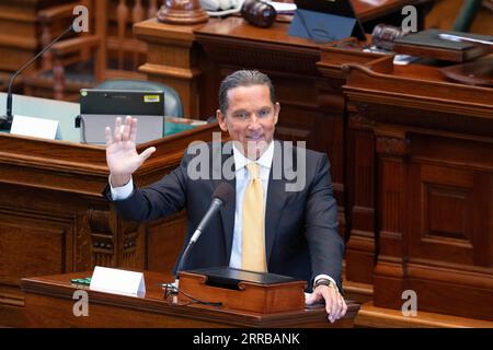 Austin, TX, USA. September 2023. Der Verteidiger TONY BUZBEE aus Houston hält Eröffnungsreden während der Nachmittagssitzung am ersten Tag des Amtsenthebungsverfahrens gegen den texanischen Generalstaatsanwalt KEN PAXTON wegen angeblicher ethischer Versäumnisse und krimineller Verstöße während seiner drei Amtszeiten. (Bild: © Bob Daemmrich/ZUMA Press Wire) NUR REDAKTIONELLE VERWENDUNG! Nicht für kommerzielle ZWECKE! Stockfoto