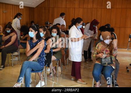 210911 -- TUNIS, 11. September 2021 -- Menschen erhalten am 11. September 2021 in einem Impfzentrum in Tunis, Tunesien, COVID-19-Impfstoffe. Tunesien startete am Samstag einen landesweiten Tag der offenen Tür zur Impfung gegen COVID-19 und bereitete sich auf die Schuleröffnung Mitte September vor. Foto von /Xinhua TUNISIA-TUNIS-COVID-19-VACCINATION AdelxEzzine PUBLICATIONxNOTxINxCHN Stockfoto