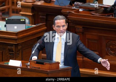 Austin, TX, USA. September 2023. Der Verteidiger TONY BUZBEE aus Houston hält Eröffnungsreden während der Nachmittagssitzung am ersten Tag des Amtsenthebungsverfahrens gegen den texanischen Generalstaatsanwalt KEN PAXTON wegen angeblicher ethischer Versäumnisse und krimineller Verstöße während seiner drei Amtszeiten. (Bild: © Bob Daemmrich/ZUMA Press Wire) NUR REDAKTIONELLE VERWENDUNG! Nicht für kommerzielle ZWECKE! Stockfoto