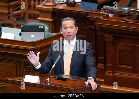 Austin, TX, USA. September 2023. Der Verteidiger TONY BUZBEE aus Houston hält Eröffnungsreden während der Nachmittagssitzung am ersten Tag des Amtsenthebungsverfahrens gegen den texanischen Generalstaatsanwalt KEN PAXTON wegen angeblicher ethischer Versäumnisse und krimineller Verstöße während seiner drei Amtszeiten. (Bild: © Bob Daemmrich/ZUMA Press Wire) NUR REDAKTIONELLE VERWENDUNG! Nicht für kommerzielle ZWECKE! Stockfoto