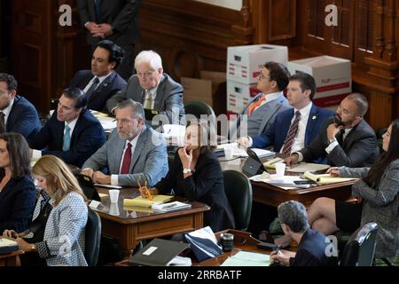 Austin, TX, USA. September 2023. Die Amtsenthebungsleiter des Texas House hören während der Morgensitzung am ersten Tag des Amtsenthebungsverfahrens gegen den Texas Attorney General KEN PAXTON wegen angeblicher ethischer Fehler und krimineller Verstöße während seiner drei Amtszeiten zu. (Bild: © Bob Daemmrich/ZUMA Press Wire) NUR REDAKTIONELLE VERWENDUNG! Nicht für kommerzielle ZWECKE! Stockfoto