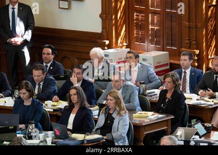 Austin, TX, USA. September 2023. Die Amtsenthebungsleiter des Texas House hören während der Morgensitzung am ersten Tag des Amtsenthebungsverfahrens gegen den Texas Attorney General KEN PAXTON wegen angeblicher ethischer Fehler und krimineller Verstöße während seiner drei Amtszeiten zu. (Bild: © Bob Daemmrich/ZUMA Press Wire) NUR REDAKTIONELLE VERWENDUNG! Nicht für kommerzielle ZWECKE! Stockfoto