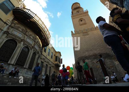 210912 -- KAIRO, 12. September 2021 -- Menschen wandern auf der Muizz Street, einer der ältesten Straßen im historischen Kairo, Ägypten, am 11. September 2021. Das historische Kairo wurde im 10. Jahrhundert gegründet und ist eine der ältesten islamischen Städte der Welt mit vielen berühmten Moscheen, alten Märkten und Straßen und Denkmälern. Es wurde 1979 in die UNESCO-Liste des Weltkulturerbes aufgenommen und wurde zu einer berühmten Touristenattraktion. ÄGYPTEN-KAIRO-HISTORISCHES KAIRO-BLICK SuixXiankai PUBLICATIONxNOTxINxCHN Stockfoto