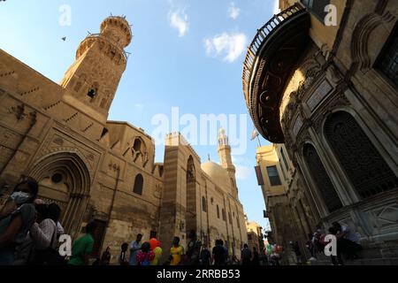 210912 -- KAIRO, 12. September 2021 -- Menschen wandern auf der Muizz Street, einer der ältesten Straßen im historischen Kairo, Ägypten, am 11. September 2021. Das historische Kairo wurde im 10. Jahrhundert gegründet und ist eine der ältesten islamischen Städte der Welt mit vielen berühmten Moscheen, alten Märkten und Straßen und Denkmälern. Es wurde 1979 in die UNESCO-Liste des Weltkulturerbes aufgenommen und wurde zu einer berühmten Touristenattraktion. ÄGYPTEN-KAIRO-HISTORISCHES KAIRO-BLICK SuixXiankai PUBLICATIONxNOTxINxCHN Stockfoto