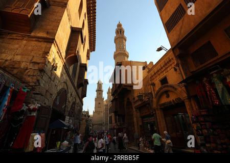 210912 -- KAIRO, 12. September 2021 -- Menschen wandern auf der Muizz Street, einer der ältesten Straßen im historischen Kairo, Ägypten, am 11. September 2021. Das historische Kairo wurde im 10. Jahrhundert gegründet und ist eine der ältesten islamischen Städte der Welt mit vielen berühmten Moscheen, alten Märkten und Straßen und Denkmälern. Es wurde 1979 in die UNESCO-Liste des Weltkulturerbes aufgenommen und wurde zu einer berühmten Touristenattraktion. ÄGYPTEN-KAIRO-HISTORISCHES KAIRO-BLICK SuixXiankai PUBLICATIONxNOTxINxCHN Stockfoto