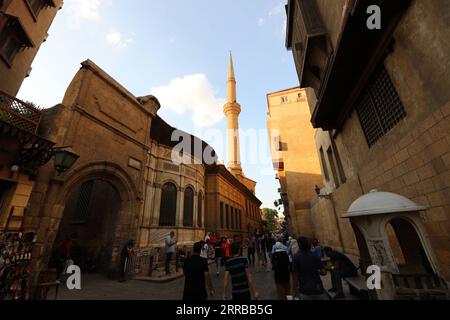 210912 -- KAIRO, 12. September 2021 -- Menschen wandern auf der Muizz Street, einer der ältesten Straßen im historischen Kairo, Ägypten, am 11. September 2021. Das historische Kairo wurde im 10. Jahrhundert gegründet und ist eine der ältesten islamischen Städte der Welt mit vielen berühmten Moscheen, alten Märkten und Straßen und Denkmälern. Es wurde 1979 in die UNESCO-Liste des Weltkulturerbes aufgenommen und wurde zu einer berühmten Touristenattraktion. ÄGYPTEN-KAIRO-HISTORISCHES KAIRO-BLICK SuixXiankai PUBLICATIONxNOTxINxCHN Stockfoto