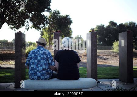 210912 -- UNION CITY, 12. September 2021 -- Bewohner trauern um die Opfer des Fluges 93 in einem Gedenkpark in Union City in der Bay Area, Kalifornien, USA, 11. September 2021. United Airlines Flug 93 war eines der vier entführten Flugzeuge am 11. September 2001, als fast 3.000 Menschen bei den tödlichsten Terroranschlägen auf US-amerikanischem Boden getötet wurden. Die anderen drei Flugzeuge trafen die World Trade Center Twin Towers in New York und das Pentagon in der Nähe von Washington, D.C. während Flug 93, der nach San Francisco, Kalifornien führte, in Shanksville, Pennsylvania abstürzte. U.S.-CALIFORNIA-9/11 ATTACKS-20TH ANNIV Stockfoto