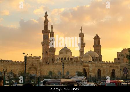 210912 -- KAIRO, 12. September 2021 -- Foto zeigt die Al-Azhar-Moschee bei Sonnenuntergang im historischen Kairo, Ägypten, am 11. September 2021. Das historische Kairo wurde im 10. Jahrhundert gegründet und ist eine der ältesten islamischen Städte der Welt mit vielen berühmten Moscheen, alten Märkten und Straßen und Denkmälern. Es wurde 1979 in die UNESCO-Liste des Weltkulturerbes aufgenommen und wurde zu einer berühmten Touristenattraktion. ÄGYPTEN-KAIRO-HISTORISCHES KAIRO-BLICK SuixXiankai PUBLICATIONxNOTxINxCHN Stockfoto