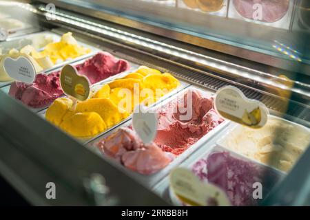 Eissorten werden in Metallschalen zum Verkauf angeboten Stockfoto